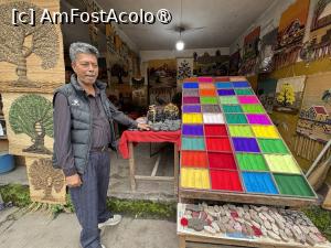 [P29] La intrarea în Pashupatinath, un negustor de vopseluri pentru față » foto by Mika
 - 
<span class="allrVoted glyphicon glyphicon-heart hidden" id="av1507302"></span>
<a class="m-l-10 hidden" id="sv1507302" onclick="voting_Foto_DelVot(,1507302,7929)" role="button">șterge vot <span class="glyphicon glyphicon-remove"></span></a>
<a id="v91507302" class=" c-red"  onclick="voting_Foto_SetVot(1507302)" role="button"><span class="glyphicon glyphicon-heart-empty"></span> <b>LIKE</b> = Votează poza</a> <img class="hidden"  id="f1507302W9" src="/imagini/loader.gif" border="0" /><span class="AjErrMes hidden" id="e1507302ErM"></span>