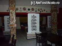 [P04] Decoratiuni in restaurant.Panoul alb din mijloc era 'scufundat' intr-un vas cu pietricele in straturi colorate.Coloanele sint imbracate in frunze uscate » foto by adri-nico
 - 
<span class="allrVoted glyphicon glyphicon-heart hidden" id="av281214"></span>
<a class="m-l-10 hidden" id="sv281214" onclick="voting_Foto_DelVot(,281214,7933)" role="button">șterge vot <span class="glyphicon glyphicon-remove"></span></a>
<a id="v9281214" class=" c-red"  onclick="voting_Foto_SetVot(281214)" role="button"><span class="glyphicon glyphicon-heart-empty"></span> <b>LIKE</b> = Votează poza</a> <img class="hidden"  id="f281214W9" src="/imagini/loader.gif" border="0" /><span class="AjErrMes hidden" id="e281214ErM"></span>