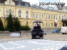 [P18] Hummerul 'romanesc' implicat in jocurile Red Bull.
In spate se poate observa vederea din spate a fostului Palat Regal. » foto by pepsi70ro
 - 
<span class="allrVoted glyphicon glyphicon-heart hidden" id="av168570"></span>
<a class="m-l-10 hidden" id="sv168570" onclick="voting_Foto_DelVot(,168570,7987)" role="button">șterge vot <span class="glyphicon glyphicon-remove"></span></a>
<a id="v9168570" class=" c-red"  onclick="voting_Foto_SetVot(168570)" role="button"><span class="glyphicon glyphicon-heart-empty"></span> <b>LIKE</b> = Votează poza</a> <img class="hidden"  id="f168570W9" src="/imagini/loader.gif" border="0" /><span class="AjErrMes hidden" id="e168570ErM"></span>