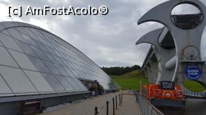 [P06] Zona Falkirk. În stânga este casa de bilete iar barca cu care ne-am plimbat a fost urcată printr-un sistem rotativ, sus pe canal.  » foto by Aurici
 - 
<span class="allrVoted glyphicon glyphicon-heart hidden" id="av938826"></span>
<a class="m-l-10 hidden" id="sv938826" onclick="voting_Foto_DelVot(,938826,7991)" role="button">șterge vot <span class="glyphicon glyphicon-remove"></span></a>
<a id="v9938826" class=" c-red"  onclick="voting_Foto_SetVot(938826)" role="button"><span class="glyphicon glyphicon-heart-empty"></span> <b>LIKE</b> = Votează poza</a> <img class="hidden"  id="f938826W9" src="/imagini/loader.gif" border="0" /><span class="AjErrMes hidden" id="e938826ErM"></span>