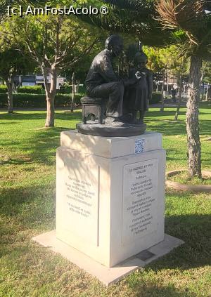 [P30] O mica statuie din bronz ii aduce un omagiu doctorului Americos Argyriou, un pediatru foarte iubit si respectat in oras, care si-a dedicat viata ingrijirii copiilor, in special a celor cu dificultati de invatare. Dr. Argyriou a fondat o organizatie caritabila menita sa ofere sprijin, ingrijire si instruire. Sculptura il infatiseaza pe doctor intr-o poziție ghemuita, cu stetoscopul in urechi, in timp ce examineaza un copil. In 2017, la varsta de 93 de ani, a primit Premiul Cetateanului European pentru intreaga sa activitate dedicata ingrijirii si tratarii copiilor. » foto by geani anto
 - 
<span class="allrVoted glyphicon glyphicon-heart hidden" id="av1539133"></span>
<a class="m-l-10 hidden" id="sv1539133" onclick="voting_Foto_DelVot(,1539133,7992)" role="button">șterge vot <span class="glyphicon glyphicon-remove"></span></a>
<a id="v91539133" class=" c-red"  onclick="voting_Foto_SetVot(1539133)" role="button"><span class="glyphicon glyphicon-heart-empty"></span> <b>LIKE</b> = Votează poza</a> <img class="hidden"  id="f1539133W9" src="/imagini/loader.gif" border="0" /><span class="AjErrMes hidden" id="e1539133ErM"></span>