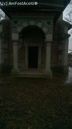 [P01] Intrarea în capela aflată în curtea Muzeului Vasile Alecsandri. Vremea ploioasă a îngreunat sarcinile, camerei de luat vederi, de a scoate imagini de calitate.  » foto by DanielG&Family
 - 
<span class="allrVoted glyphicon glyphicon-heart hidden" id="av711183"></span>
<a class="m-l-10 hidden" id="sv711183" onclick="voting_Foto_DelVot(,711183,8023)" role="button">șterge vot <span class="glyphicon glyphicon-remove"></span></a>
<a id="v9711183" class=" c-red"  onclick="voting_Foto_SetVot(711183)" role="button"><span class="glyphicon glyphicon-heart-empty"></span> <b>LIKE</b> = Votează poza</a> <img class="hidden"  id="f711183W9" src="/imagini/loader.gif" border="0" /><span class="AjErrMes hidden" id="e711183ErM"></span>