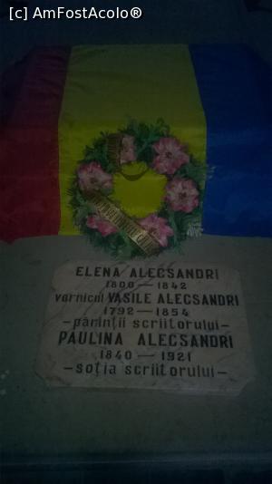 [P15] Placa monumentului funerar învelită în steagul tricolor. Imagine din interiorul capelei.  » foto by DanielG&Family
 - 
<span class="allrVoted glyphicon glyphicon-heart hidden" id="av711197"></span>
<a class="m-l-10 hidden" id="sv711197" onclick="voting_Foto_DelVot(,711197,8023)" role="button">șterge vot <span class="glyphicon glyphicon-remove"></span></a>
<a id="v9711197" class=" c-red"  onclick="voting_Foto_SetVot(711197)" role="button"><span class="glyphicon glyphicon-heart-empty"></span> <b>LIKE</b> = Votează poza</a> <img class="hidden"  id="f711197W9" src="/imagini/loader.gif" border="0" /><span class="AjErrMes hidden" id="e711197ErM"></span>