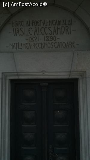 [P17] Înscrisul care străjuieşte intrarea în capela muzeului dedicat marelui poet al neamului Vasile Alecsandri de Naţiunea Recunoscătoare.  » foto by DanielG&Family
 - 
<span class="allrVoted glyphicon glyphicon-heart hidden" id="av711199"></span>
<a class="m-l-10 hidden" id="sv711199" onclick="voting_Foto_DelVot(,711199,8023)" role="button">șterge vot <span class="glyphicon glyphicon-remove"></span></a>
<a id="v9711199" class=" c-red"  onclick="voting_Foto_SetVot(711199)" role="button"><span class="glyphicon glyphicon-heart-empty"></span> <b>LIKE</b> = Votează poza</a> <img class="hidden"  id="f711199W9" src="/imagini/loader.gif" border="0" /><span class="AjErrMes hidden" id="e711199ErM"></span>