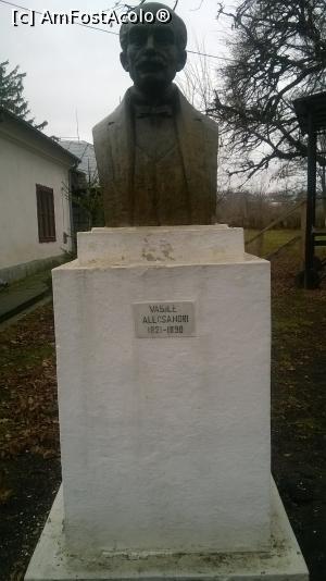 [P04] Bustul marelui scriitor Vasile Alecsandri aflat în curtea muzeului.  » foto by DanielG&Family
 - 
<span class="allrVoted glyphicon glyphicon-heart hidden" id="av711186"></span>
<a class="m-l-10 hidden" id="sv711186" onclick="voting_Foto_DelVot(,711186,8023)" role="button">șterge vot <span class="glyphicon glyphicon-remove"></span></a>
<a id="v9711186" class=" c-red"  onclick="voting_Foto_SetVot(711186)" role="button"><span class="glyphicon glyphicon-heart-empty"></span> <b>LIKE</b> = Votează poza</a> <img class="hidden"  id="f711186W9" src="/imagini/loader.gif" border="0" /><span class="AjErrMes hidden" id="e711186ErM"></span>