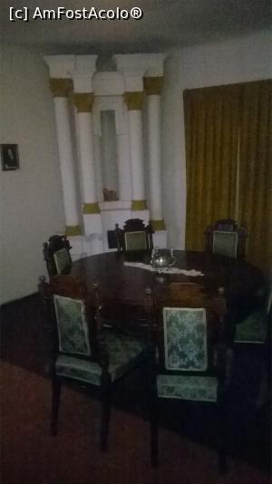 [P05] Luxul ce odinioară primea spre odihnă şi creativitate marii noştri scriitori şi cărturari. Interesantă arhitectura sobei din colţul camerei.  » foto by DanielG&Family
 - 
<span class="allrVoted glyphicon glyphicon-heart hidden" id="av711187"></span>
<a class="m-l-10 hidden" id="sv711187" onclick="voting_Foto_DelVot(,711187,8023)" role="button">șterge vot <span class="glyphicon glyphicon-remove"></span></a>
<a id="v9711187" class=" c-red"  onclick="voting_Foto_SetVot(711187)" role="button"><span class="glyphicon glyphicon-heart-empty"></span> <b>LIKE</b> = Votează poza</a> <img class="hidden"  id="f711187W9" src="/imagini/loader.gif" border="0" /><span class="AjErrMes hidden" id="e711187ErM"></span>