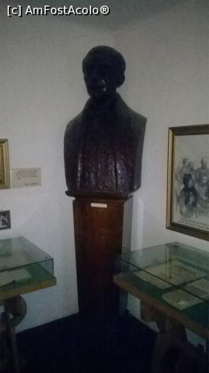 [P06] Bustul marelui Vasile Alecsandri, aflat în interiorul muzeului şi nenumărate manuscrisuri încărcate de istorie.  » foto by DanielG&Family
 - 
<span class="allrVoted glyphicon glyphicon-heart hidden" id="av711188"></span>
<a class="m-l-10 hidden" id="sv711188" onclick="voting_Foto_DelVot(,711188,8023)" role="button">șterge vot <span class="glyphicon glyphicon-remove"></span></a>
<a id="v9711188" class=" c-red"  onclick="voting_Foto_SetVot(711188)" role="button"><span class="glyphicon glyphicon-heart-empty"></span> <b>LIKE</b> = Votează poza</a> <img class="hidden"  id="f711188W9" src="/imagini/loader.gif" border="0" /><span class="AjErrMes hidden" id="e711188ErM"></span>