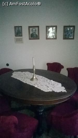 [P08] Se observă ospitalitatea casei din acele vremuri. Toate mesele sunt bine încadrate în arhitectura camerelor şi sunt înconjurate de cel puşin patru scaune tapiţate.  » foto by DanielG&Family
 - 
<span class="allrVoted glyphicon glyphicon-heart hidden" id="av711190"></span>
<a class="m-l-10 hidden" id="sv711190" onclick="voting_Foto_DelVot(,711190,8023)" role="button">șterge vot <span class="glyphicon glyphicon-remove"></span></a>
<a id="v9711190" class=" c-red"  onclick="voting_Foto_SetVot(711190)" role="button"><span class="glyphicon glyphicon-heart-empty"></span> <b>LIKE</b> = Votează poza</a> <img class="hidden"  id="f711190W9" src="/imagini/loader.gif" border="0" /><span class="AjErrMes hidden" id="e711190ErM"></span>