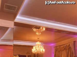 [P11] Restaurant Papion - Luminile candelabrelor se reflectă în oglinzi.  » foto by iulianic
 - 
<span class="allrVoted glyphicon glyphicon-heart hidden" id="av697572"></span>
<a class="m-l-10 hidden" id="sv697572" onclick="voting_Foto_DelVot(,697572,8050)" role="button">șterge vot <span class="glyphicon glyphicon-remove"></span></a>
<a id="v9697572" class=" c-red"  onclick="voting_Foto_SetVot(697572)" role="button"><span class="glyphicon glyphicon-heart-empty"></span> <b>LIKE</b> = Votează poza</a> <img class="hidden"  id="f697572W9" src="/imagini/loader.gif" border="0" /><span class="AjErrMes hidden" id="e697572ErM"></span>