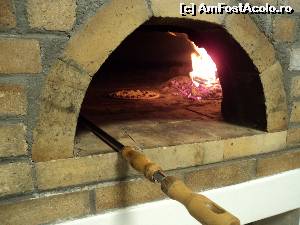 [P07] Restaurantul - Pizzerie Elisabeta, Bucuresti, cartierul Militari (1) Cuptorul de pizza, cum va ziceam aflat in interiorul restaurantului.  » foto by vega06
 - 
<span class="allrVoted glyphicon glyphicon-heart hidden" id="av582213"></span>
<a class="m-l-10 hidden" id="sv582213" onclick="voting_Foto_DelVot(,582213,8050)" role="button">șterge vot <span class="glyphicon glyphicon-remove"></span></a>
<a id="v9582213" class=" c-red"  onclick="voting_Foto_SetVot(582213)" role="button"><span class="glyphicon glyphicon-heart-empty"></span> <b>LIKE</b> = Votează poza</a> <img class="hidden"  id="f582213W9" src="/imagini/loader.gif" border="0" /><span class="AjErrMes hidden" id="e582213ErM"></span>