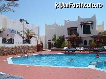 [P05] Hotelul nostru cu una din piscine, la stanga sus este terasa unde se serveste cina » foto by kati
 - 
<span class="allrVoted glyphicon glyphicon-heart hidden" id="av165659"></span>
<a class="m-l-10 hidden" id="sv165659" onclick="voting_Foto_DelVot(,165659,8055)" role="button">șterge vot <span class="glyphicon glyphicon-remove"></span></a>
<a id="v9165659" class=" c-red"  onclick="voting_Foto_SetVot(165659)" role="button"><span class="glyphicon glyphicon-heart-empty"></span> <b>LIKE</b> = Votează poza</a> <img class="hidden"  id="f165659W9" src="/imagini/loader.gif" border="0" /><span class="AjErrMes hidden" id="e165659ErM"></span>