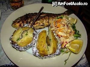 [P39] Peste proaspat la gratar cu cartofi copti la o taverna de pe promenada din Nidri » foto by Muffin2009*
 - 
<span class="allrVoted glyphicon glyphicon-heart hidden" id="av441286"></span>
<a class="m-l-10 hidden" id="sv441286" onclick="voting_Foto_DelVot(,441286,8082)" role="button">șterge vot <span class="glyphicon glyphicon-remove"></span></a>
<a id="v9441286" class=" c-red"  onclick="voting_Foto_SetVot(441286)" role="button"><span class="glyphicon glyphicon-heart-empty"></span> <b>LIKE</b> = Votează poza</a> <img class="hidden"  id="f441286W9" src="/imagini/loader.gif" border="0" /><span class="AjErrMes hidden" id="e441286ErM"></span>