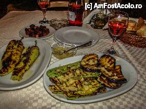 [P43] Ardei copti, dovlecei si vinete la gratar cu mujdei, Taverna Pantazis Nikiana » foto by Muffin2009*
 - 
<span class="allrVoted glyphicon glyphicon-heart hidden" id="av441293"></span>
<a class="m-l-10 hidden" id="sv441293" onclick="voting_Foto_DelVot(,441293,8082)" role="button">șterge vot <span class="glyphicon glyphicon-remove"></span></a>
<a id="v9441293" class=" c-red"  onclick="voting_Foto_SetVot(441293)" role="button"><span class="glyphicon glyphicon-heart-empty"></span> <b>LIKE</b> = Votează poza</a> <img class="hidden"  id="f441293W9" src="/imagini/loader.gif" border="0" /><span class="AjErrMes hidden" id="e441293ErM"></span>