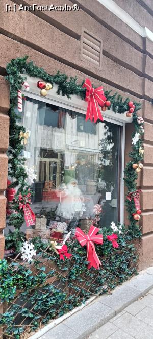 [P18] Vitrină împodobită tematic. » foto by tata123 🔱
 - 
<span class="allrVoted glyphicon glyphicon-heart hidden" id="av1514314"></span>
<a class="m-l-10 hidden" id="sv1514314" onclick="voting_Foto_DelVot(,1514314,8127)" role="button">șterge vot <span class="glyphicon glyphicon-remove"></span></a>
<a id="v91514314" class=" c-red"  onclick="voting_Foto_SetVot(1514314)" role="button"><span class="glyphicon glyphicon-heart-empty"></span> <b>LIKE</b> = Votează poza</a> <img class="hidden"  id="f1514314W9" src="/imagini/loader.gif" border="0" /><span class="AjErrMes hidden" id="e1514314ErM"></span>