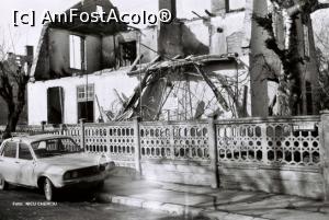 [P15] Casă distrusă de pe strada mea, alt coșmar văzut imediat după revoluție » foto by AZE <span class="label label-default labelC_thin small">NEVOTABILĂ</span>