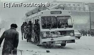 [P11] Autobuzul cu gaz (vezi buteliile montate pe plafon) îl vedeam zilnic.  » foto by AZE <span class="label label-default labelC_thin small">NEVOTABILĂ</span>