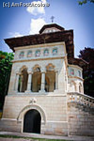 [P06] capela Bratienilor de la vila Florica Stefanesti » foto by Yolanda <span class="label label-default labelC_thin small">NEVOTABILĂ</span>