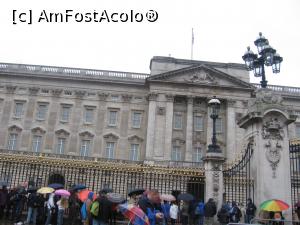 [P01] Pe ploaie în faţa palatului Buckinghan » foto by Michi
 - 
<span class="allrVoted glyphicon glyphicon-heart hidden" id="av1324762"></span>
<a class="m-l-10 hidden" id="sv1324762" onclick="voting_Foto_DelVot(,1324762,8128)" role="button">șterge vot <span class="glyphicon glyphicon-remove"></span></a>
<a id="v91324762" class=" c-red"  onclick="voting_Foto_SetVot(1324762)" role="button"><span class="glyphicon glyphicon-heart-empty"></span> <b>LIKE</b> = Votează poza</a> <img class="hidden"  id="f1324762W9" src="/imagini/loader.gif" border="0" /><span class="AjErrMes hidden" id="e1324762ErM"></span>