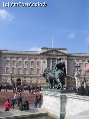 [P07] Palatul Buckingham şi statuia reginii Victoria » foto by Michi
 - 
<span class="allrVoted glyphicon glyphicon-heart hidden" id="av1324768"></span>
<a class="m-l-10 hidden" id="sv1324768" onclick="voting_Foto_DelVot(,1324768,8128)" role="button">șterge vot <span class="glyphicon glyphicon-remove"></span></a>
<a id="v91324768" class=" c-red"  onclick="voting_Foto_SetVot(1324768)" role="button"><span class="glyphicon glyphicon-heart-empty"></span> <b>LIKE</b> = Votează poza</a> <img class="hidden"  id="f1324768W9" src="/imagini/loader.gif" border="0" /><span class="AjErrMes hidden" id="e1324768ErM"></span>