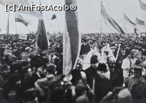 [P04] Mulțimea cântă „Deșteaptă-te române” la 1 decembrie 1918 - preluare Internet.  » foto by tata123 🔱 <span class="label label-default labelC_thin small">NEVOTABILĂ</span>