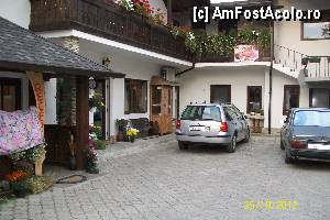[P04] Intrarea la: Receptie, Spa, Masaj, Magazinul de souveniruri, Restaurant, etc. Curtea interioara ce leaga cele 2 corpuri: Casa Mare & Vila.  » foto by RossoNerro
 - 
<span class="allrVoted glyphicon glyphicon-heart hidden" id="av380799"></span>
<a class="m-l-10 hidden" id="sv380799" onclick="voting_Foto_DelVot(,380799,8210)" role="button">șterge vot <span class="glyphicon glyphicon-remove"></span></a>
<a id="v9380799" class=" c-red"  onclick="voting_Foto_SetVot(380799)" role="button"><span class="glyphicon glyphicon-heart-empty"></span> <b>LIKE</b> = Votează poza</a> <img class="hidden"  id="f380799W9" src="/imagini/loader.gif" border="0" /><span class="AjErrMes hidden" id="e380799ErM"></span>