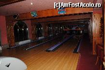 [P26] Liniile pentru bowling. Foarte, foarte curat si modern. Cu calculatoare sus (se vad) si in coltul din stanga jos alte calculatoare mari. » foto by droniucm
 - 
<span class="allrVoted glyphicon glyphicon-heart hidden" id="av175892"></span>
<a class="m-l-10 hidden" id="sv175892" onclick="voting_Foto_DelVot(,175892,8232)" role="button">șterge vot <span class="glyphicon glyphicon-remove"></span></a>
<a id="v9175892" class=" c-red"  onclick="voting_Foto_SetVot(175892)" role="button"><span class="glyphicon glyphicon-heart-empty"></span> <b>LIKE</b> = Votează poza</a> <img class="hidden"  id="f175892W9" src="/imagini/loader.gif" border="0" /><span class="AjErrMes hidden" id="e175892ErM"></span>