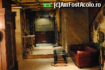 [P37] Acest hol de la etajul 1 facea legatura intre camere (inainte), restaurant (in spate) si hol/receptie (in jos), precum si liftul (imediat dupa canapea) » foto by droniucm
 - 
<span class="allrVoted glyphicon glyphicon-heart hidden" id="av175910"></span>
<a class="m-l-10 hidden" id="sv175910" onclick="voting_Foto_DelVot(,175910,8232)" role="button">șterge vot <span class="glyphicon glyphicon-remove"></span></a>
<a id="v9175910" class=" c-red"  onclick="voting_Foto_SetVot(175910)" role="button"><span class="glyphicon glyphicon-heart-empty"></span> <b>LIKE</b> = Votează poza</a> <img class="hidden"  id="f175910W9" src="/imagini/loader.gif" border="0" /><span class="AjErrMes hidden" id="e175910ErM"></span>