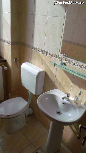 [P03] Complexul Septimia - camera dublă de la hostel, baia.  » foto by Dragoș_MD
 - 
<span class="allrVoted glyphicon glyphicon-heart hidden" id="av402600"></span>
<a class="m-l-10 hidden" id="sv402600" onclick="voting_Foto_DelVot(,402600,8264)" role="button">șterge vot <span class="glyphicon glyphicon-remove"></span></a>
<a id="v9402600" class=" c-red"  onclick="voting_Foto_SetVot(402600)" role="button"><span class="glyphicon glyphicon-heart-empty"></span> <b>LIKE</b> = Votează poza</a> <img class="hidden"  id="f402600W9" src="/imagini/loader.gif" border="0" /><span class="AjErrMes hidden" id="e402600ErM"></span>