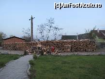 [P05] pregatire pentru iarna... doar o parte din lemne stivuite pe 3 randuri pe toata lungimea curtii » foto by dandana
 - 
<span class="allrVoted glyphicon glyphicon-heart hidden" id="av416544"></span>
<a class="m-l-10 hidden" id="sv416544" onclick="voting_Foto_DelVot(,416544,8264)" role="button">șterge vot <span class="glyphicon glyphicon-remove"></span></a>
<a id="v9416544" class=" c-red"  onclick="voting_Foto_SetVot(416544)" role="button"><span class="glyphicon glyphicon-heart-empty"></span> <b>LIKE</b> = Votează poza</a> <img class="hidden"  id="f416544W9" src="/imagini/loader.gif" border="0" /><span class="AjErrMes hidden" id="e416544ErM"></span>