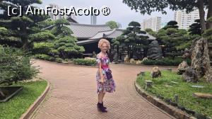 [P39] Ca in Feng Shui, nimic nu este lasat la voia intamplarii. Toate aceste aranjamente sunt realizate dupa o metoda si niste reguli precise. De aceea, fiecare copac este taiat cu grija, apele sunt pline de pesti japonezi (celebrul crap koi), aranjamentul meticulos al fiecarei plante, copaci si roci din gradina este remarcabil de elegant. 
Este un muzeu in aer liber pentru suflet, o bijuterie ascunsa si un loc obligatoriu de vazut in Hong Kong. » foto by geani anto
 - 
<span class="allrVoted glyphicon glyphicon-heart hidden" id="av1521215"></span>
<a class="m-l-10 hidden" id="sv1521215" onclick="voting_Foto_DelVot(,1521215,8285)" role="button">șterge vot <span class="glyphicon glyphicon-remove"></span></a>
<a id="v91521215" class=" c-red"  onclick="voting_Foto_SetVot(1521215)" role="button"><span class="glyphicon glyphicon-heart-empty"></span> <b>LIKE</b> = Votează poza</a> <img class="hidden"  id="f1521215W9" src="/imagini/loader.gif" border="0" /><span class="AjErrMes hidden" id="e1521215ErM"></span>