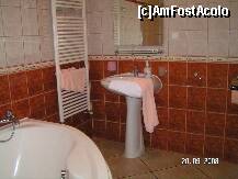 [P18] Vila Dani - baia cu cada pe colt din apartamentul cu doua camere » foto by kmy
 - 
<span class="allrVoted glyphicon glyphicon-heart hidden" id="av179056"></span>
<a class="m-l-10 hidden" id="sv179056" onclick="voting_Foto_DelVot(,179056,8298)" role="button">șterge vot <span class="glyphicon glyphicon-remove"></span></a>
<a id="v9179056" class=" c-red"  onclick="voting_Foto_SetVot(179056)" role="button"><span class="glyphicon glyphicon-heart-empty"></span> <b>LIKE</b> = Votează poza</a> <img class="hidden"  id="f179056W9" src="/imagini/loader.gif" border="0" /><span class="AjErrMes hidden" id="e179056ErM"></span>
