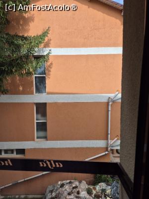 [P03] Vedere din cameră - peretele altui hotel ! » foto by adrianaglogo
 - 
<span class="allrVoted glyphicon glyphicon-heart hidden" id="av1509559"></span>
<a class="m-l-10 hidden" id="sv1509559" onclick="voting_Foto_DelVot(,1509559,8328)" role="button">șterge vot <span class="glyphicon glyphicon-remove"></span></a>
<a id="v91509559" class=" c-red"  onclick="voting_Foto_SetVot(1509559)" role="button"><span class="glyphicon glyphicon-heart-empty"></span> <b>LIKE</b> = Votează poza</a> <img class="hidden"  id="f1509559W9" src="/imagini/loader.gif" border="0" /><span class="AjErrMes hidden" id="e1509559ErM"></span>