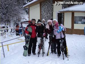 [P14] Predeal - Hotelul Art Montana *** Suntem voiosi pe partia de ski Clabucet. 4 din cei 5 membri ai grupului. » foto by vega06
 - 
<span class="allrVoted glyphicon glyphicon-heart hidden" id="av580813"></span>
<a class="m-l-10 hidden" id="sv580813" onclick="voting_Foto_DelVot(,580813,8383)" role="button">șterge vot <span class="glyphicon glyphicon-remove"></span></a>
<a id="v9580813" class=" c-red"  onclick="voting_Foto_SetVot(580813)" role="button"><span class="glyphicon glyphicon-heart-empty"></span> <b>LIKE</b> = Votează poza</a> <img class="hidden"  id="f580813W9" src="/imagini/loader.gif" border="0" /><span class="AjErrMes hidden" id="e580813ErM"></span>