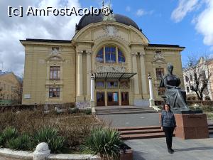 [P33] Cernăuți, Teatrul Național (Teatrul Muzical-Dramatic „Olha Kobylianska”) și Statuia „Olha Kobylianska” » foto by mprofeanu
 - 
<span class="allrVoted glyphicon glyphicon-heart hidden" id="av1507625"></span>
<a class="m-l-10 hidden" id="sv1507625" onclick="voting_Foto_DelVot(,1507625,8421)" role="button">șterge vot <span class="glyphicon glyphicon-remove"></span></a>
<a id="v91507625" class=" c-red"  onclick="voting_Foto_SetVot(1507625)" role="button"><span class="glyphicon glyphicon-heart-empty"></span> <b>LIKE</b> = Votează poza</a> <img class="hidden"  id="f1507625W9" src="/imagini/loader.gif" border="0" /><span class="AjErrMes hidden" id="e1507625ErM"></span>