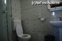 [P09] Baia vazuta din alt unghi, se vede si cabina de dus. Foarte, foarte curat » foto by droniucm
 - 
<span class="allrVoted glyphicon glyphicon-heart hidden" id="av182660"></span>
<a class="m-l-10 hidden" id="sv182660" onclick="voting_Foto_DelVot(,182660,8449)" role="button">șterge vot <span class="glyphicon glyphicon-remove"></span></a>
<a id="v9182660" class=" c-red"  onclick="voting_Foto_SetVot(182660)" role="button"><span class="glyphicon glyphicon-heart-empty"></span> <b>LIKE</b> = Votează poza</a> <img class="hidden"  id="f182660W9" src="/imagini/loader.gif" border="0" /><span class="AjErrMes hidden" id="e182660ErM"></span>