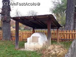 [P15] Muzeul Satului Bucuresti.Cuptor de paine in curtea casei din Rusetu. » foto by Floria
 - 
<span class="allrVoted glyphicon glyphicon-heart hidden" id="av1218582"></span>
<a class="m-l-10 hidden" id="sv1218582" onclick="voting_Foto_DelVot(,1218582,8488)" role="button">șterge vot <span class="glyphicon glyphicon-remove"></span></a>
<a id="v91218582" class=" c-red"  onclick="voting_Foto_SetVot(1218582)" role="button"><span class="glyphicon glyphicon-heart-empty"></span> <b>LIKE</b> = Votează poza</a> <img class="hidden"  id="f1218582W9" src="/imagini/loader.gif" border="0" /><span class="AjErrMes hidden" id="e1218582ErM"></span>