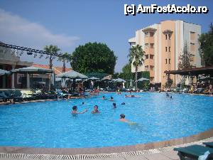 [P01] Piscina mare a complexului » foto by hannymax
 - 
<span class="allrVoted glyphicon glyphicon-heart hidden" id="av442006"></span>
<a class="m-l-10 hidden" id="sv442006" onclick="voting_Foto_DelVot(,442006,8550)" role="button">șterge vot <span class="glyphicon glyphicon-remove"></span></a>
<a id="v9442006" class=" c-red"  onclick="voting_Foto_SetVot(442006)" role="button"><span class="glyphicon glyphicon-heart-empty"></span> <b>LIKE</b> = Votează poza</a> <img class="hidden"  id="f442006W9" src="/imagini/loader.gif" border="0" /><span class="AjErrMes hidden" id="e442006ErM"></span>