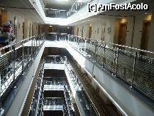 [P72] Vedere din holul interior. Dupa cum puteti vedea in partea stanga, caruciorul cu  cleaningul... Asa ca....Si 2 etaje mai jos in dreapta se vede altul.Asta in zona aceasta, dar  misunau peste tot. » foto by luckhass
 - 
<span class="allrVoted glyphicon glyphicon-heart hidden" id="av334445"></span>
<a class="m-l-10 hidden" id="sv334445" onclick="voting_Foto_DelVot(,334445,8572)" role="button">șterge vot <span class="glyphicon glyphicon-remove"></span></a>
<a id="v9334445" class=" c-red"  onclick="voting_Foto_SetVot(334445)" role="button"><span class="glyphicon glyphicon-heart-empty"></span> <b>LIKE</b> = Votează poza</a> <img class="hidden"  id="f334445W9" src="/imagini/loader.gif" border="0" /><span class="AjErrMes hidden" id="e334445ErM"></span>