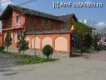 [P02] Intrarea in pensiune - parcarea se poate face fie afara, fie in curtea pazita. » foto by ctc
 - 
<span class="allrVoted glyphicon glyphicon-heart hidden" id="av195942"></span>
<a class="m-l-10 hidden" id="sv195942" onclick="voting_Foto_DelVot(,195942,8803)" role="button">șterge vot <span class="glyphicon glyphicon-remove"></span></a>
<a id="v9195942" class=" c-red"  onclick="voting_Foto_SetVot(195942)" role="button"><span class="glyphicon glyphicon-heart-empty"></span> <b>LIKE</b> = Votează poza</a> <img class="hidden"  id="f195942W9" src="/imagini/loader.gif" border="0" /><span class="AjErrMes hidden" id="e195942ErM"></span>