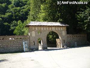 [P04] Intrarea la Sf. Manastire Tismana » foto by Cynthina
 - 
<span class="allrVoted glyphicon glyphicon-heart hidden" id="av339733"></span>
<a class="m-l-10 hidden" id="sv339733" onclick="voting_Foto_DelVot(,339733,8804)" role="button">șterge vot <span class="glyphicon glyphicon-remove"></span></a>
<a id="v9339733" class=" c-red"  onclick="voting_Foto_SetVot(339733)" role="button"><span class="glyphicon glyphicon-heart-empty"></span> <b>LIKE</b> = Votează poza</a> <img class="hidden"  id="f339733W9" src="/imagini/loader.gif" border="0" /><span class="AjErrMes hidden" id="e339733ErM"></span>