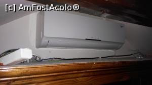 [P15] Avem si AC. 
Dorel electricianul a lasat insa o gramada de fire neizolate. Vorbim aici de 220 V. Cum s-ar spune: camera si pensiunea asta este mortala :(( » foto by Popescu Dragos
 - 
<span class="allrVoted glyphicon glyphicon-heart hidden" id="av751774"></span>
<a class="m-l-10 hidden" id="sv751774" onclick="voting_Foto_DelVot(,751774,8804)" role="button">șterge vot <span class="glyphicon glyphicon-remove"></span></a>
<a id="v9751774" class=" c-red"  onclick="voting_Foto_SetVot(751774)" role="button"><span class="glyphicon glyphicon-heart-empty"></span> <b>LIKE</b> = Votează poza</a> <img class="hidden"  id="f751774W9" src="/imagini/loader.gif" border="0" /><span class="AjErrMes hidden" id="e751774ErM"></span>