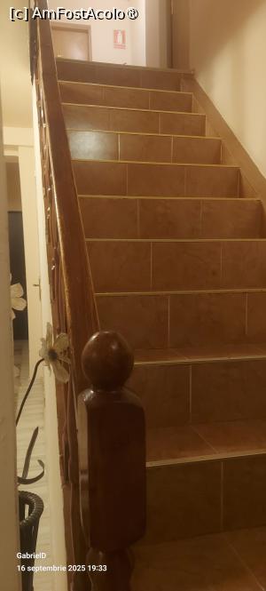 [P36] Scara abrupta pe care trebuie sa urce, la etajul 2, pacientii care vin aici pentru ca au afectiuni care fac dificila escaladarea acesteia .. si mai au si bagaje mari de obicei » foto by gado
 - 
<span class="allrVoted glyphicon glyphicon-heart hidden" id="av1525980"></span>
<a class="m-l-10 hidden" id="sv1525980" onclick="voting_Foto_DelVot(,1525980,8815)" role="button">șterge vot <span class="glyphicon glyphicon-remove"></span></a>
<a id="v91525980" class=" c-red"  onclick="voting_Foto_SetVot(1525980)" role="button"><span class="glyphicon glyphicon-heart-empty"></span> <b>LIKE</b> = Votează poza</a> <img class="hidden"  id="f1525980W9" src="/imagini/loader.gif" border="0" /><span class="AjErrMes hidden" id="e1525980ErM"></span>