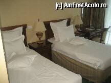 [P02] Hotel Ramada Brasov - paturile, separate, iar in coltul de langa geam, un mic birou » foto by viviv
 - 
<span class="allrVoted glyphicon glyphicon-heart hidden" id="av196382"></span>
<a class="m-l-10 hidden" id="sv196382" onclick="voting_Foto_DelVot(,196382,8823)" role="button">șterge vot <span class="glyphicon glyphicon-remove"></span></a>
<a id="v9196382" class=" c-red"  onclick="voting_Foto_SetVot(196382)" role="button"><span class="glyphicon glyphicon-heart-empty"></span> <b>LIKE</b> = Votează poza</a> <img class="hidden"  id="f196382W9" src="/imagini/loader.gif" border="0" /><span class="AjErrMes hidden" id="e196382ErM"></span>