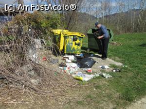 [P29] &Icirc;n fiecare dimineaţă omul str&acirc;nge resturile lăsate de urs » foto by Michi
 - 
<span class="allrVoted glyphicon glyphicon-heart hidden" id="av1224397"></span>
<a class="m-l-10 hidden" id="sv1224397" onclick="voting_Foto_DelVot(,1224397,8964)" role="button">șterge vot <span class="glyphicon glyphicon-remove"></span></a>
<a id="v91224397" class=" c-red"  onclick="voting_Foto_SetVot(1224397)" role="button"><span class="glyphicon glyphicon-heart-empty"></span> <b>LIKE</b> = Votează poza</a> <img class="hidden"  id="f1224397W9" src="/imagini/loader.gif" border="0" /><span class="AjErrMes hidden" id="e1224397ErM"></span>