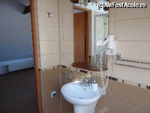 [P07] Baia camerei Panoramic, Pensiunea Cristina » foto by DepartureGate7
 - 
<span class="allrVoted glyphicon glyphicon-heart hidden" id="av609775"></span>
<a class="m-l-10 hidden" id="sv609775" onclick="voting_Foto_DelVot(,609775,8980)" role="button">șterge vot <span class="glyphicon glyphicon-remove"></span></a>
<a id="v9609775" class=" c-red"  onclick="voting_Foto_SetVot(609775)" role="button"><span class="glyphicon glyphicon-heart-empty"></span> <b>LIKE</b> = Votează poza</a> <img class="hidden"  id="f609775W9" src="/imagini/loader.gif" border="0" /><span class="AjErrMes hidden" id="e609775ErM"></span>