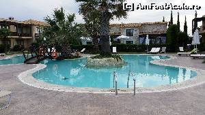 [P12] Piscina la care au acces turiștii de la vilele 7 și 9. Cei de la vila 8 (în centru) au piscine proprii după gardul viu.  » foto by mauricius*
 - 
<span class="allrVoted glyphicon glyphicon-heart hidden" id="av639282"></span>
<a class="m-l-10 hidden" id="sv639282" onclick="voting_Foto_DelVot(,639282,9009)" role="button">șterge vot <span class="glyphicon glyphicon-remove"></span></a>
<a id="v9639282" class=" c-red"  onclick="voting_Foto_SetVot(639282)" role="button"><span class="glyphicon glyphicon-heart-empty"></span> <b>LIKE</b> = Votează poza</a> <img class="hidden"  id="f639282W9" src="/imagini/loader.gif" border="0" /><span class="AjErrMes hidden" id="e639282ErM"></span>