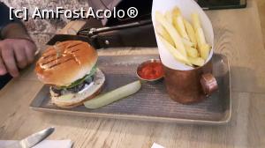[P12] Burger la The Herringbone, in North Berwick. » foto by ovi4x4
 - 
<span class="allrVoted glyphicon glyphicon-heart hidden" id="av879801"></span>
<a class="m-l-10 hidden" id="sv879801" onclick="voting_Foto_DelVot(,879801,9014)" role="button">șterge vot <span class="glyphicon glyphicon-remove"></span></a>
<a id="v9879801" class=" c-red"  onclick="voting_Foto_SetVot(879801)" role="button"><span class="glyphicon glyphicon-heart-empty"></span> <b>LIKE</b> = Votează poza</a> <img class="hidden"  id="f879801W9" src="/imagini/loader.gif" border="0" /><span class="AjErrMes hidden" id="e879801ErM"></span>