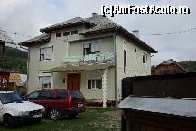 [P13] 'Casa de piatră' a pensiunii unde sunt cinci camere pentru oaspeţi. În spate dreapta se vede acoperişul bucătăriei de vară iar în stânga, peste dacia albă, se vede leagănul de lemn.  » foto by Utube
 - 
<span class="allrVoted glyphicon glyphicon-heart hidden" id="av377045"></span>
<a class="m-l-10 hidden" id="sv377045" onclick="voting_Foto_DelVot(,377045,9036)" role="button">șterge vot <span class="glyphicon glyphicon-remove"></span></a>
<a id="v9377045" class=" c-red"  onclick="voting_Foto_SetVot(377045)" role="button"><span class="glyphicon glyphicon-heart-empty"></span> <b>LIKE</b> = Votează poza</a> <img class="hidden"  id="f377045W9" src="/imagini/loader.gif" border="0" /><span class="AjErrMes hidden" id="e377045ErM"></span>