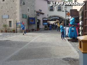 [P04] In fata este intrarea si controlul bagajului » foto by bogdan 75
 - 
<span class="allrVoted glyphicon glyphicon-heart hidden" id="av433591"></span>
<a class="m-l-10 hidden" id="sv433591" onclick="voting_Foto_DelVot(,433591,9107)" role="button">șterge vot <span class="glyphicon glyphicon-remove"></span></a>
<a id="v9433591" class=" c-red"  onclick="voting_Foto_SetVot(433591)" role="button"><span class="glyphicon glyphicon-heart-empty"></span> <b>LIKE</b> = Votează poza</a> <img class="hidden"  id="f433591W9" src="/imagini/loader.gif" border="0" /><span class="AjErrMes hidden" id="e433591ErM"></span>