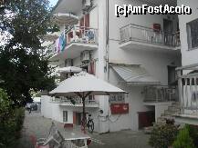 [P08] Curtea vilei, alte camere cu balcon si intrarea principala in vila Philipos » foto by dorgo
 - 
<span class="allrVoted glyphicon glyphicon-heart hidden" id="av214342"></span>
<a class="m-l-10 hidden" id="sv214342" onclick="voting_Foto_DelVot(,214342,9219)" role="button">șterge vot <span class="glyphicon glyphicon-remove"></span></a>
<a id="v9214342" class=" c-red"  onclick="voting_Foto_SetVot(214342)" role="button"><span class="glyphicon glyphicon-heart-empty"></span> <b>LIKE</b> = Votează poza</a> <img class="hidden"  id="f214342W9" src="/imagini/loader.gif" border="0" /><span class="AjErrMes hidden" id="e214342ErM"></span>